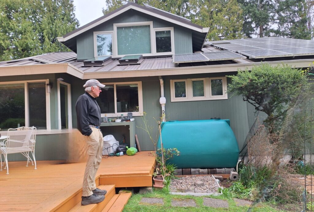 Rainwater harvesting calculation showing how an 825 sq ft roof can collect about 7,400 gallons of rainwater between April and October